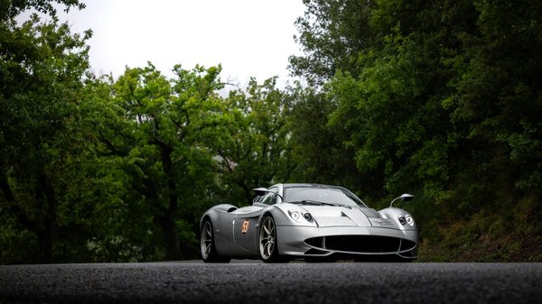 Wie kann der Einbau von großflächigen Sonnenschutzsystemen die Kühlkosten in einem Bürogebäude reduzieren?