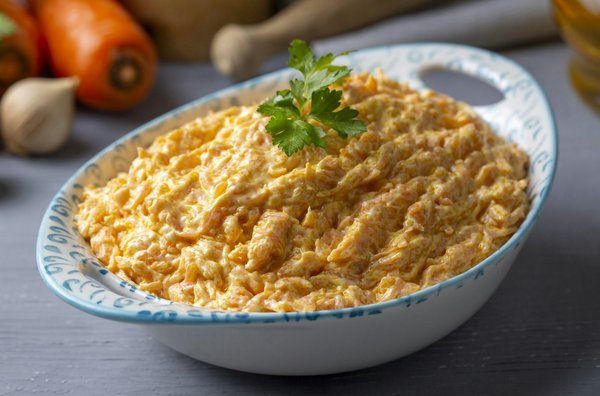 Wie bereitet man eine traditionelle bulgarische Tarator Kaltschale mit Gurken und Joghurt zu?