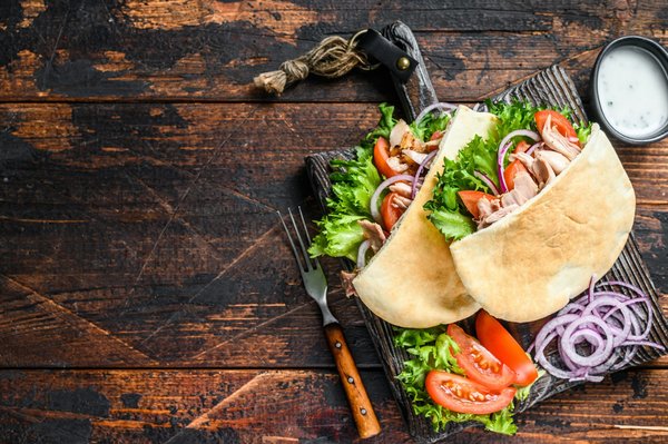 Was sind die besten Tipps, um ein griechisches Gyros mit Tzatziki und Pita selbst zu machen?