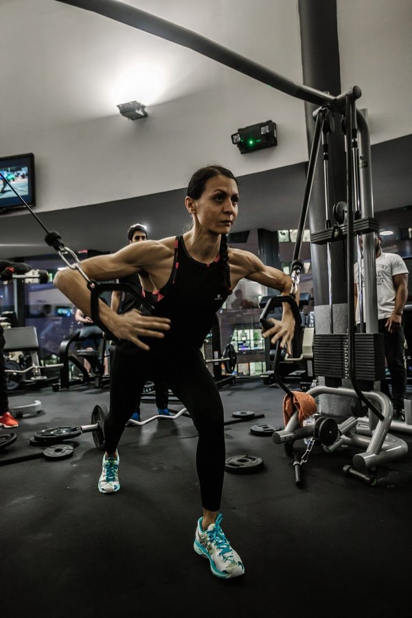 Welche spezialisierten Übungen fördern die Körperkontrolle bei Geräteturnern?